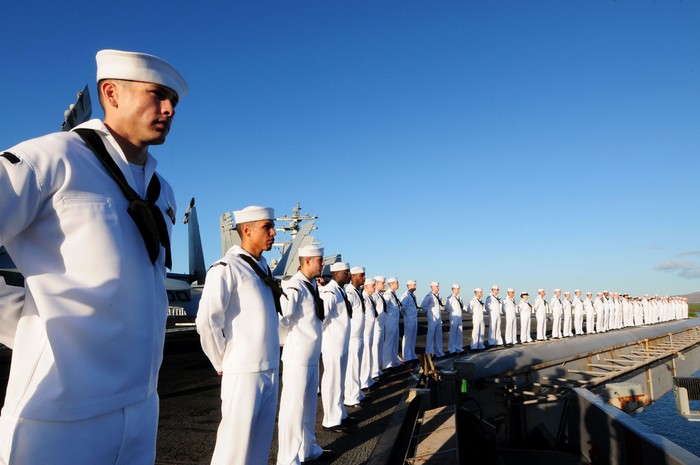 Các sỹ quan, binh sỹ thuộc biên chế của tàu sân bay USS Ronald Reagan cũng đã thực hiện nghi lễ của Hải quân Mỹ khi quay trở về cảng neo đậu.